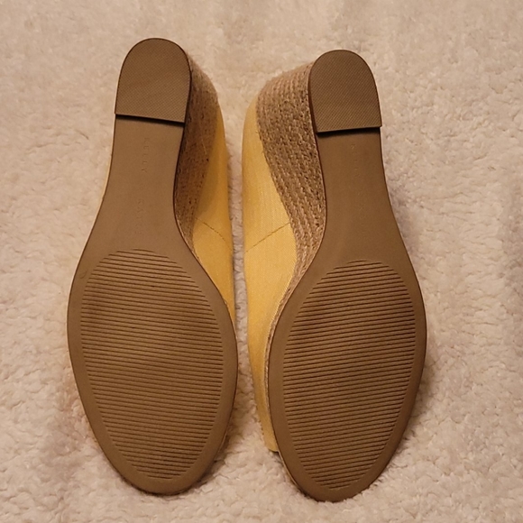 Yellow Wedge - Picture 3 of 3